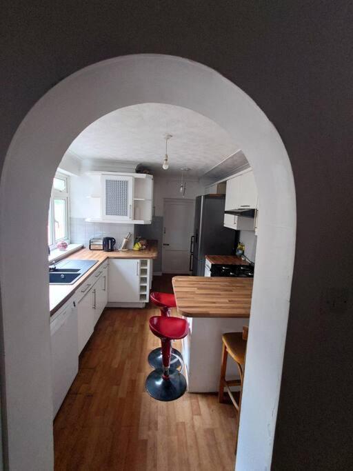 Edwardian 4 Bedrooms With 4 Bathrooms Townhouse, Next To Underground, Accommodates 10 People Londyn Zewnętrze zdjęcie